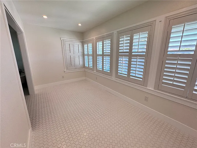 2716 S La Salle Ave — Photo 36