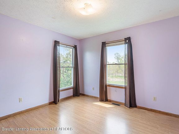 4th image of 410 N Iris Ln