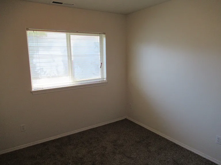 Large Three Bedroom Duplex in Keizer! — Photo 9