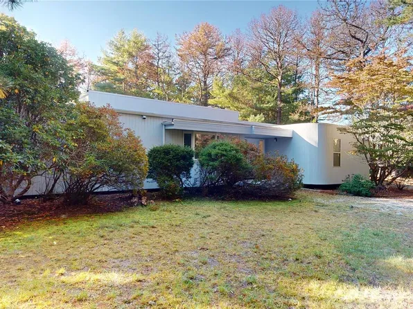 25 Bluejay Way, Quogue, NY 11959