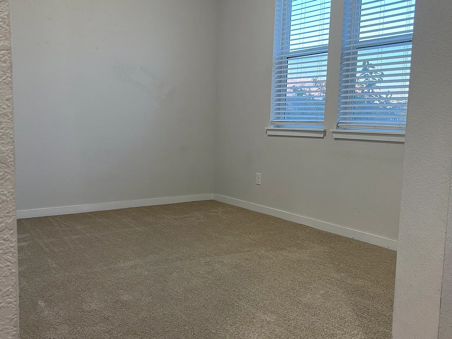 3 bed, 2.5 bath, 1900 sqft, $3,050 — Photo 2