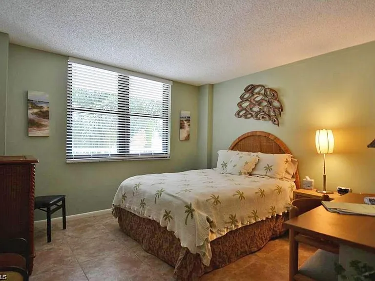 260 Seaview Ct #404 — Photo 2