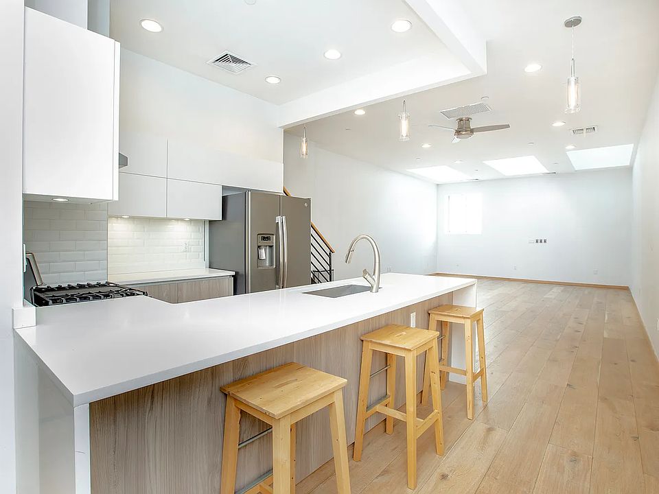 1st image of 78 Ridge St #Townhouse 1