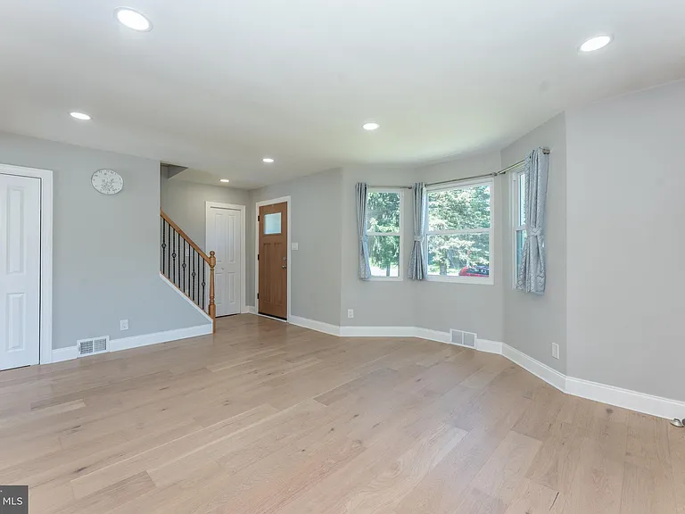 75 Reeder Ave — Photo 4