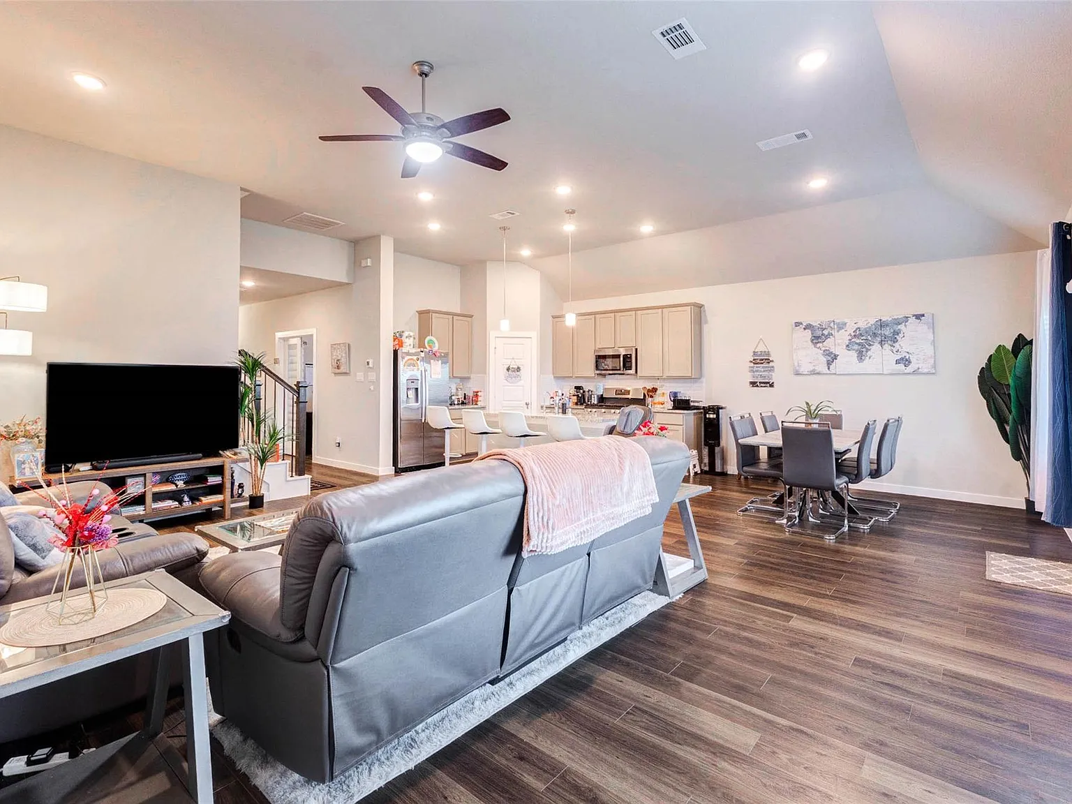 4 bed, 3.5 bath, 2488 sqft, $2,900 — Photo 4