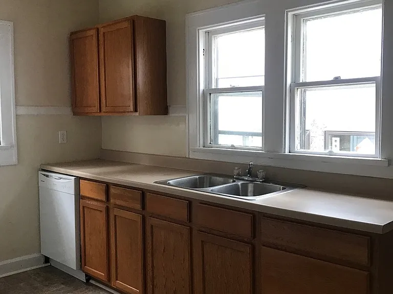 424 E 6th St — Photo 14