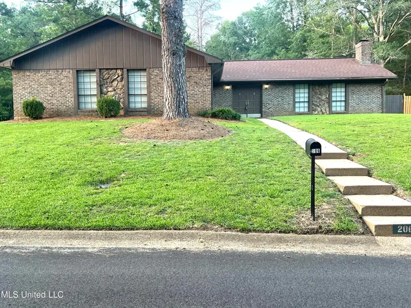 206 Carriage Hills Dr, Jackson, MS 39212