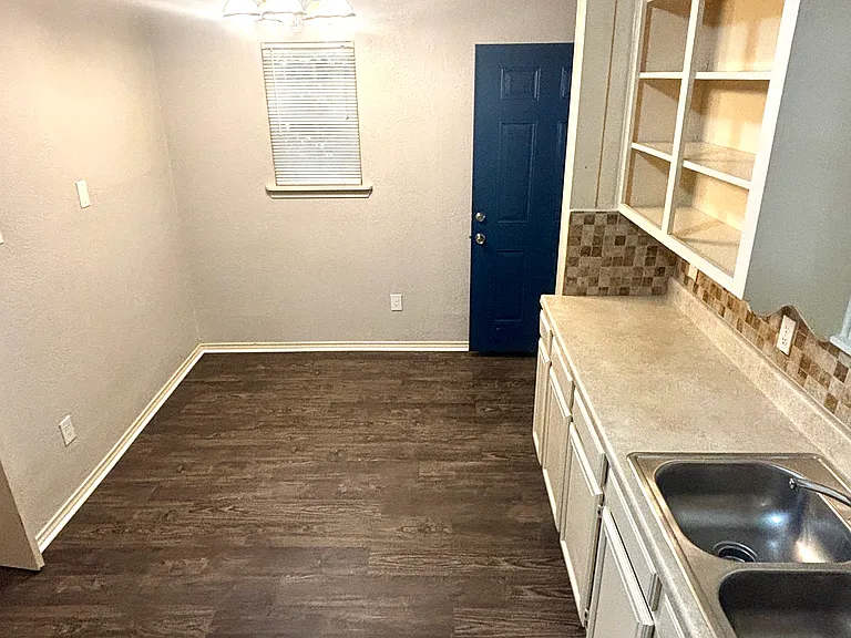 905 Isbell Rd — Photo 17