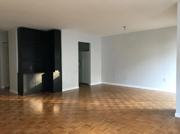 1111 River Rd, Edgewater, NJ 07020