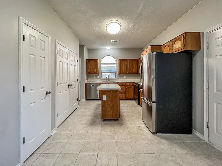 6902 Graham Dr — Photo 8