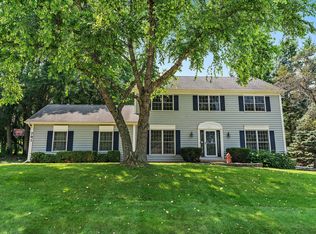 701 Surrey Ln, Dundee, IL