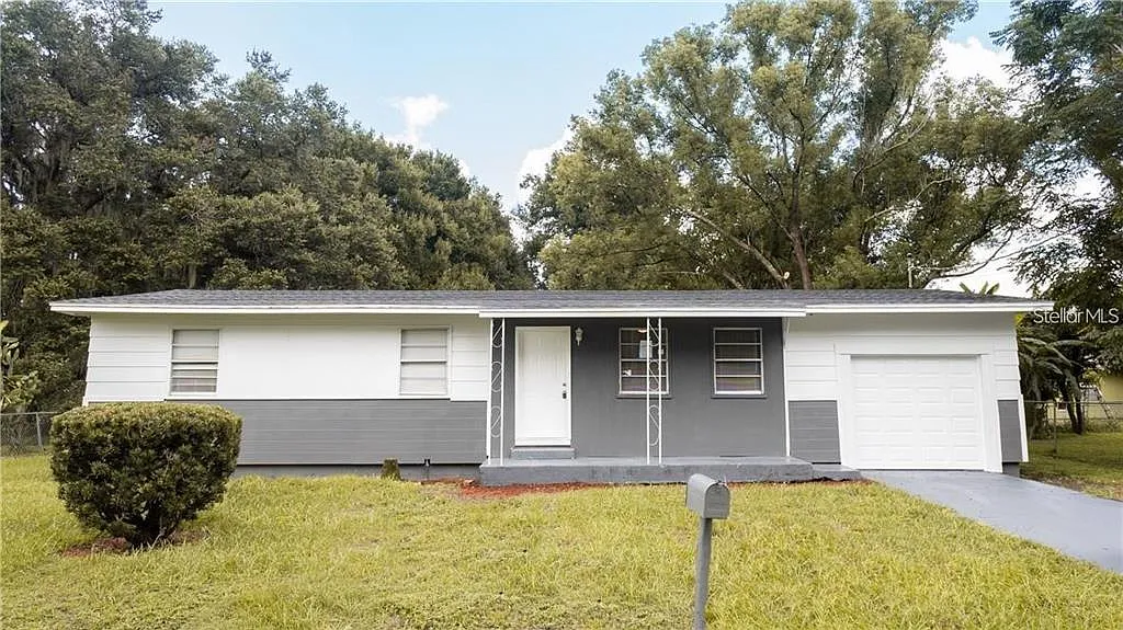 3 bed, 1.0 bath, 1344 sqft, $1,550 — Photo 1