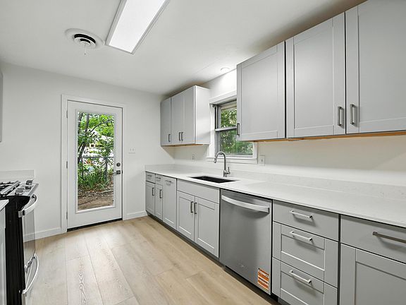 2nd image of 1308 Dartmouth Pl