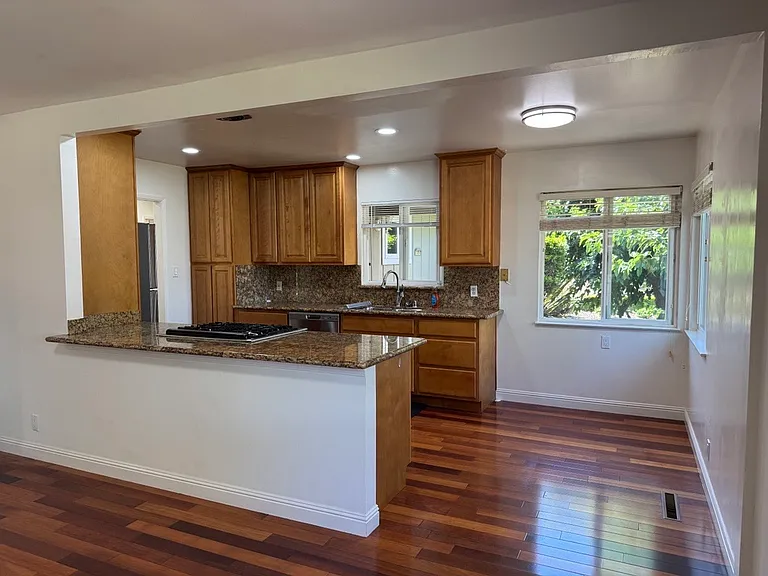 Whitethorne Dr — Photo 2