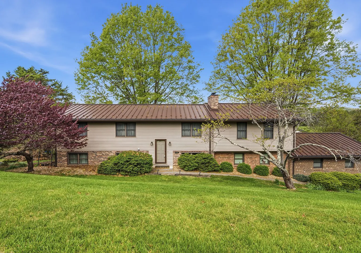 Spacious 5-Bedroom Home in Prestigious Blacksburg Country Club Estates — Photo 1