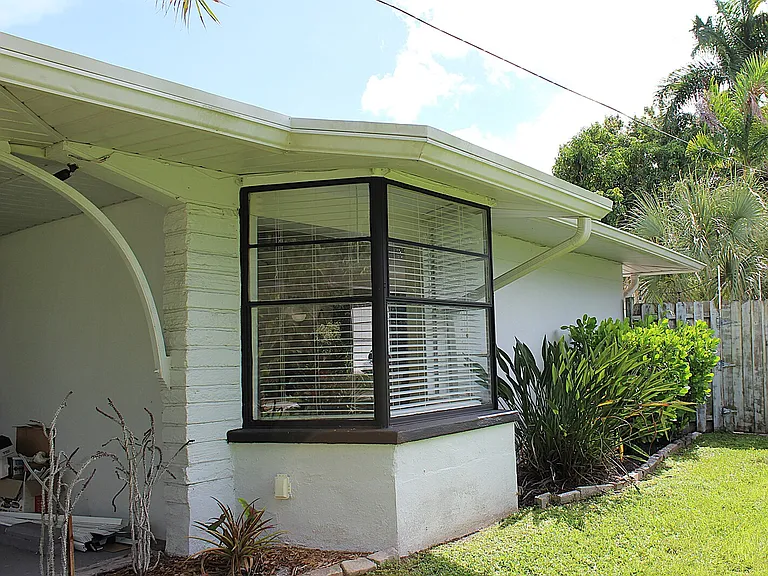 E Riverside Dr — Photo 17