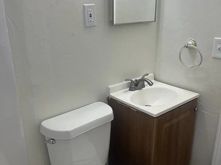 130 Laura Ave #4 — Photo 4