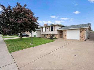 12184 McNorton St, Tecumseh, ON N8N3Z6