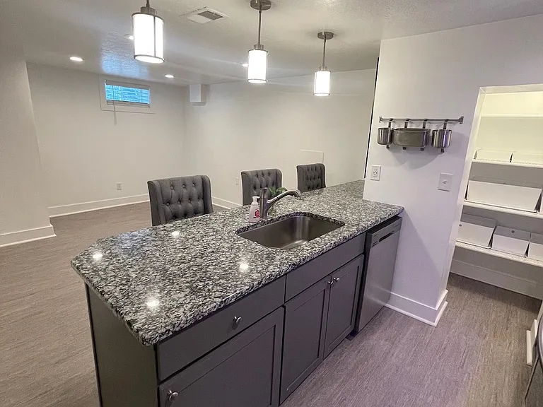 2356 Tyler Ave — Photo 3