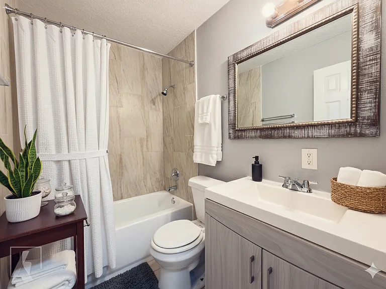 Carriage House Apts — Photo 7