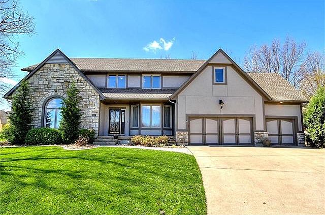 1st image of 1004 NW Silverthorn Dr