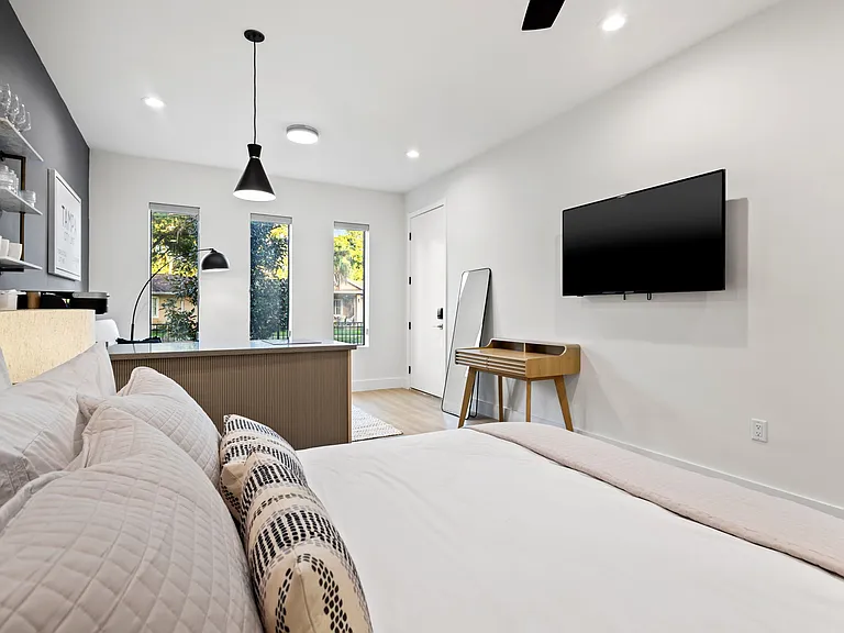 210 W Columbus Dr #3 — Photo 6