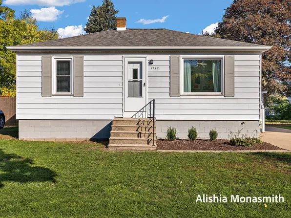 1219 Waverly Ave, Grand Haven, MI 49417