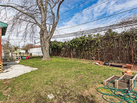 3rd image of 794 Caroline Ave