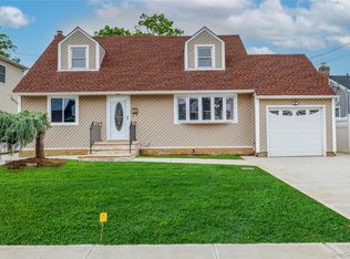 3883 Franklin Ave, Seaford, NY 11783