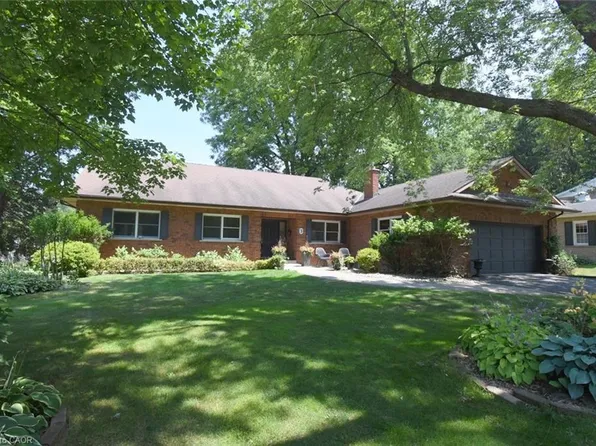 3 Greenfield Dr, Hamilton, ON L9G 1M2