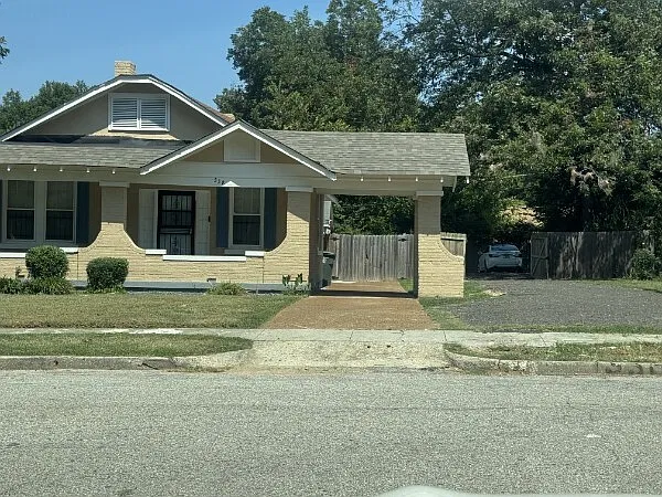 3 bed, 1300 sqft, $1,200 — Photo 2