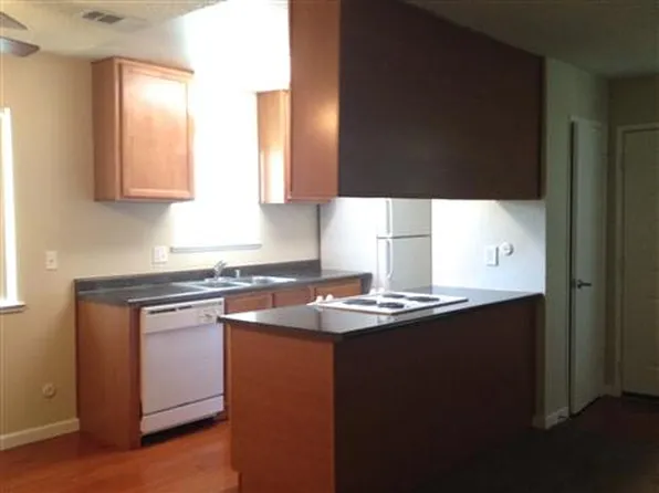 441 W Alamos Ave APT 4, Clovis, CA 93612
