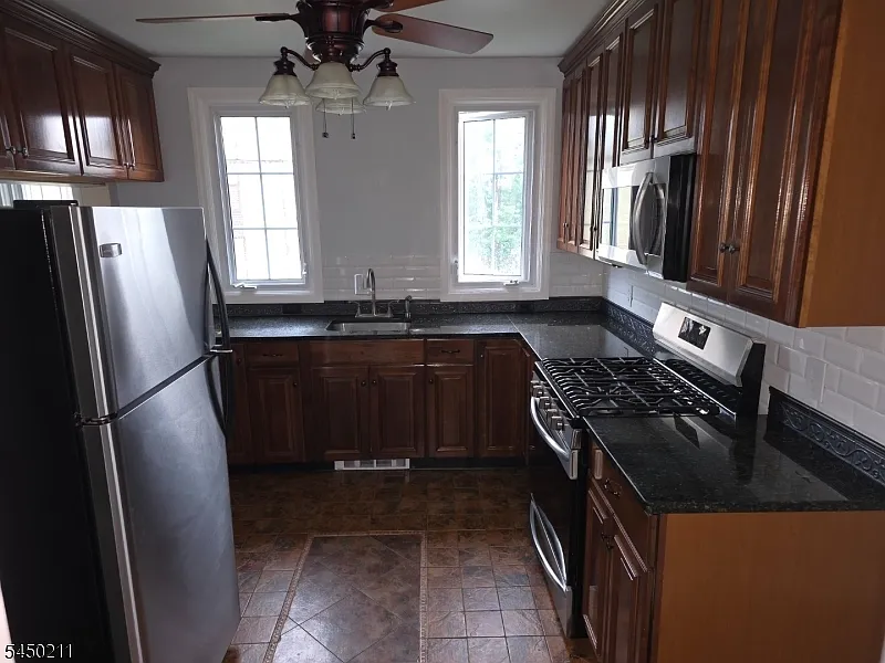 3 bed, 1.5 bath, $3,200 — Photo 3
