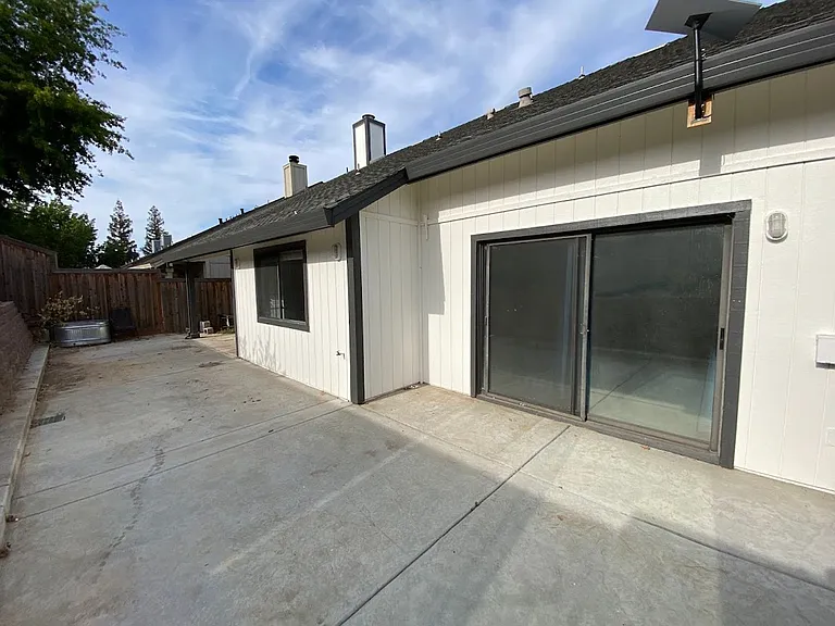 2545 Winsford Ln — Photo 29