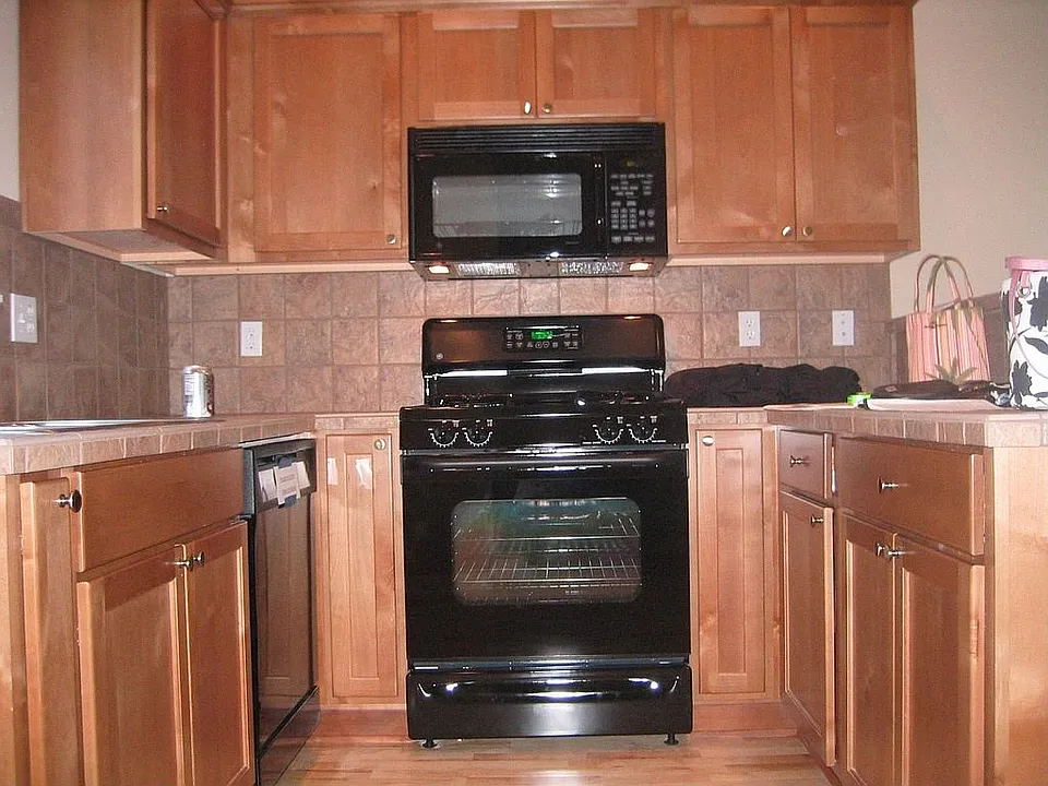 Kitchen, SS appliances, tile
