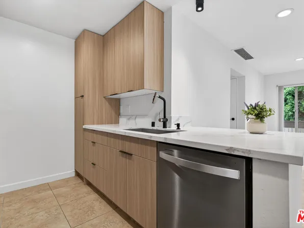 8601 International Ave Unit 122, Canoga Park, CA 91304