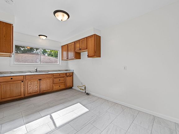 3rd image of 8417 Colonial St