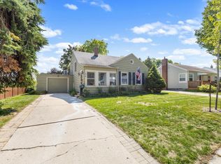 318 E Gauer CIRCLE, Milwaukee, WI 53207