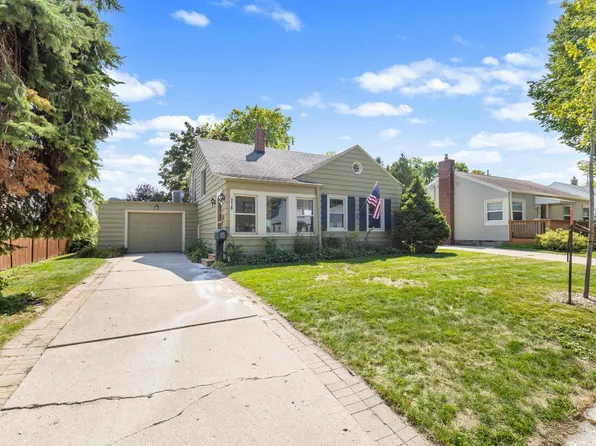 318 E Gauer CIRCLE, Milwaukee, WI 53207