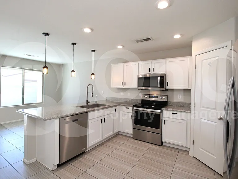 1877 W Overland St — Photo 5