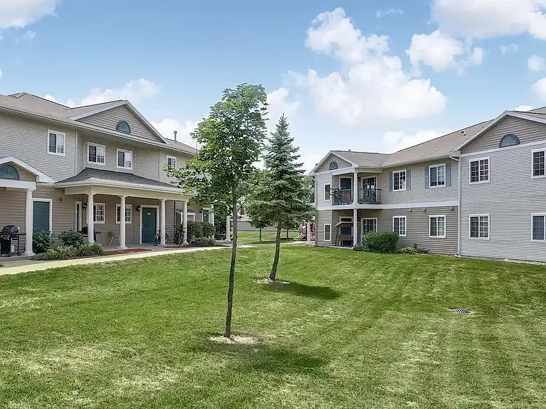 Emerald Park Apartments — Photo 10