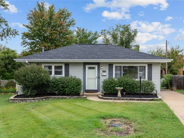 2727 Corliss Dr, Saint Louis, MO 63125