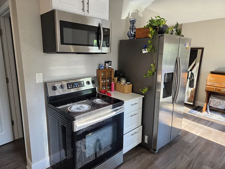 2359 Victoria St N — Photo 6