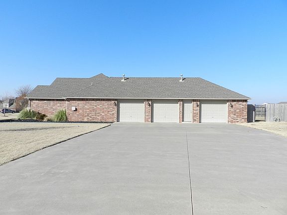 Large driveway with oversize 3 car garage