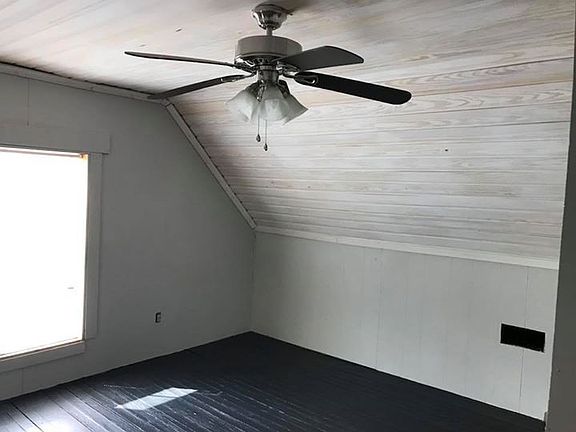 5th image of 401 E Avenue G