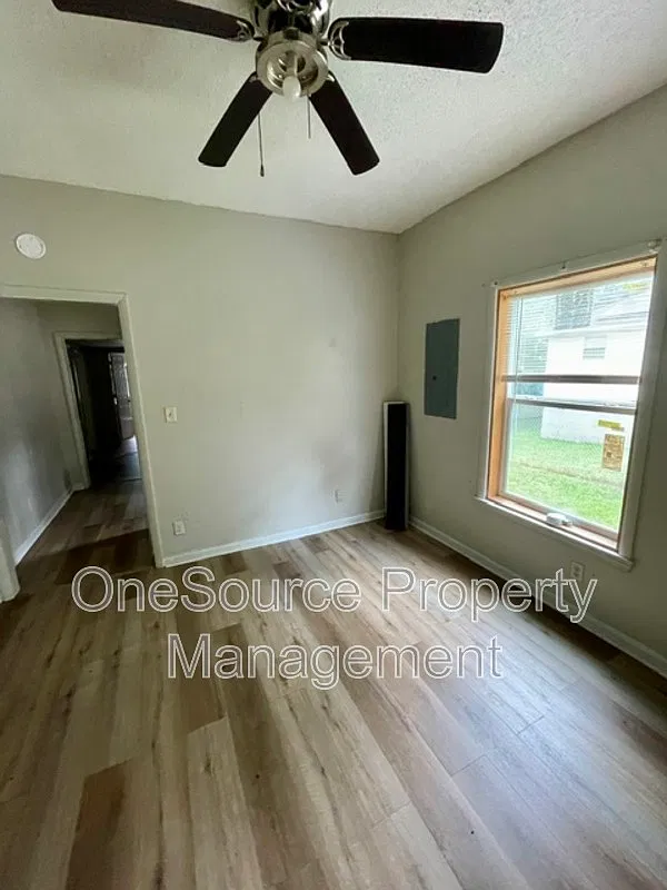 4 bed, 2.0 bath, 1274 sqft, $1,275 — Photo 4