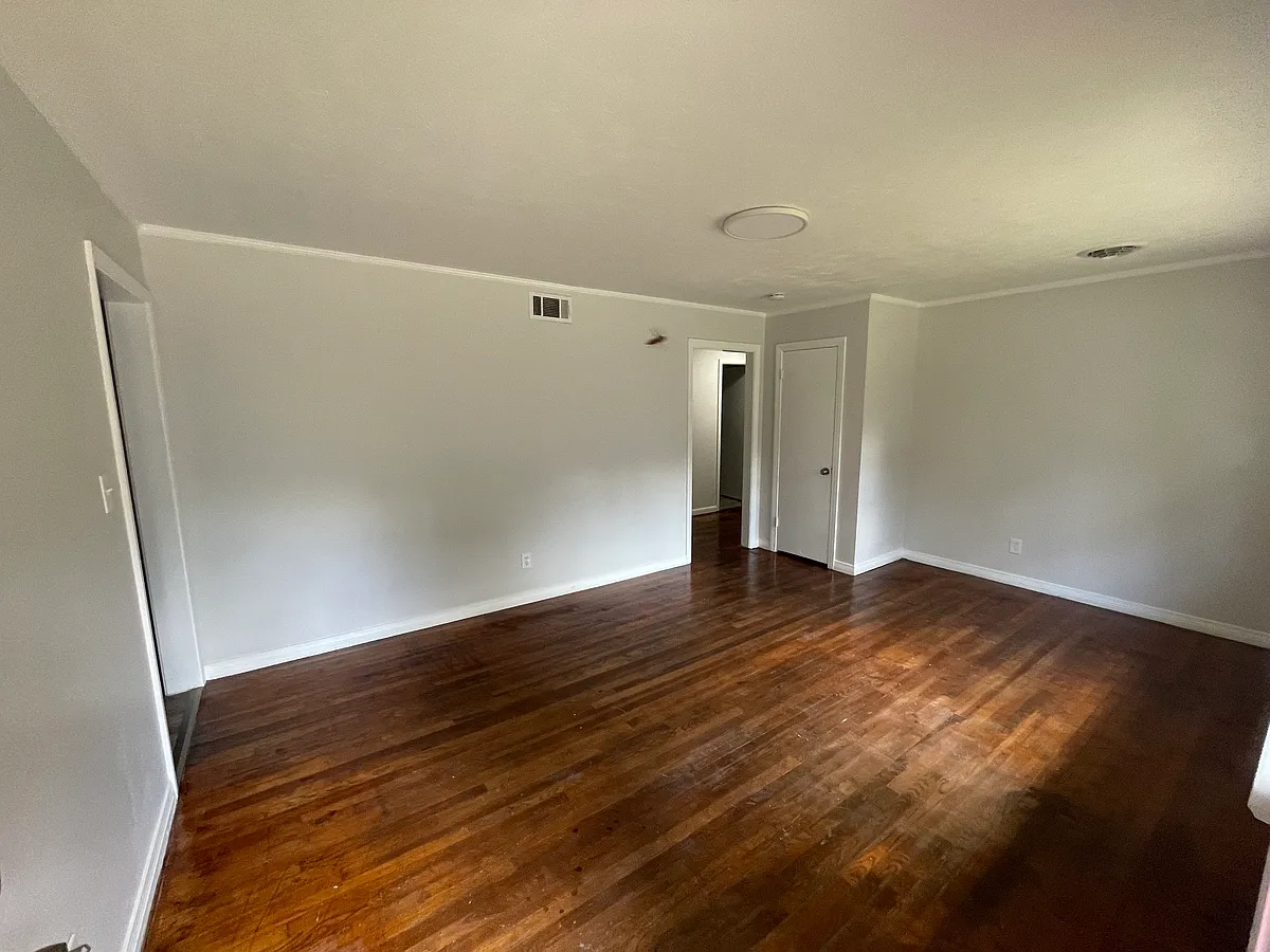 Building Photo - 2304 Meadowview Dr
