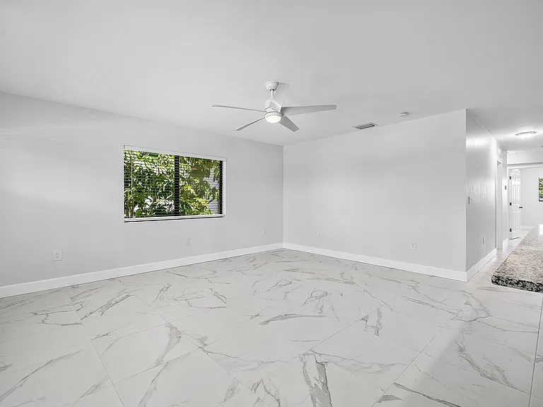 240 SW 7th St #11 — Photo 8