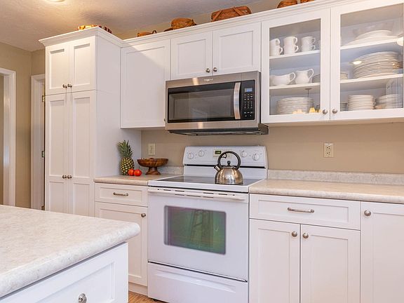 5th image of 803 S Whitley Dr