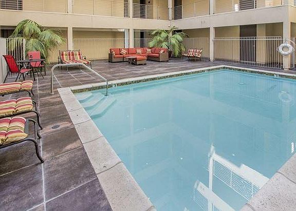 4th image of 11011 Huston St #101